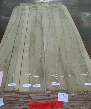 Hoja de chapa de Nogal espaol - Hoja de chapa de madera de Nogal espaol de 0,6 mm. de espesor ( Precio por metro cuadrado )
